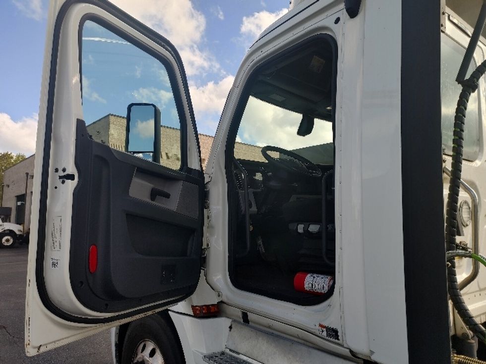 Day Cab Tractor-Heavy Duty Tractors-Freightliner-2020-T12664ST-Concord-NC-708,971\n\t\tmiles-$ 30,750 - Image 9