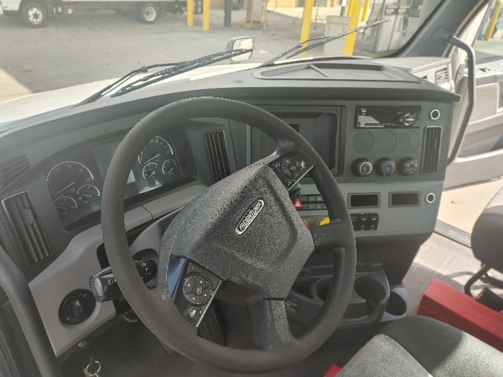 Day Cab Tractor-Heavy Duty Tractors-Freightliner-2020-T12664ST-Concord-NC-724,744\n\t\tmiles-$ 30,750 - Image 10