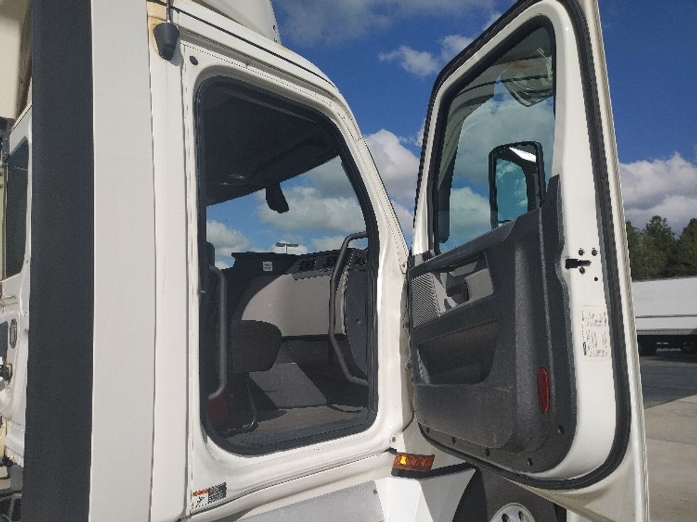 Day Cab Tractor-Heavy Duty Tractors-Freightliner-2020-T12664ST-Concord-NC-724,744\n\t\tmiles-$ 30,750 - Image 12