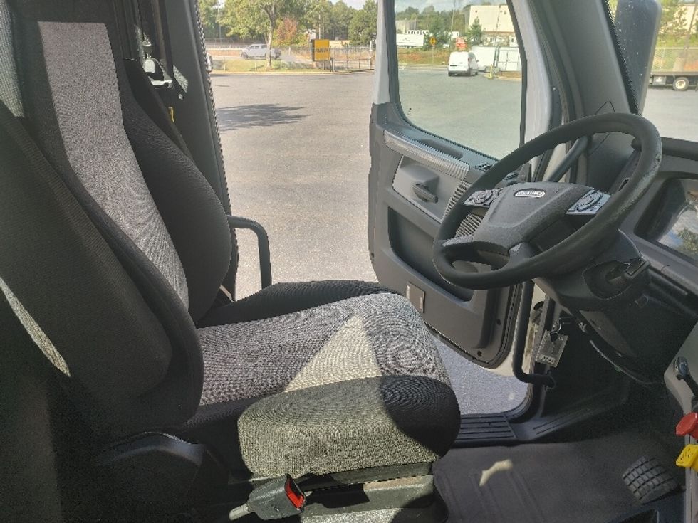 Day Cab Tractor-Heavy Duty Tractors-Freightliner-2020-T12664ST-Concord-NC-724,744\n\t\tmiles-$ 30,750 - Image 14