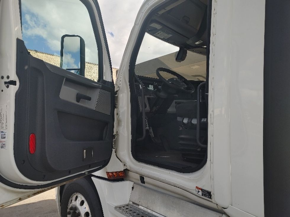 Day Cab Tractor-Heavy Duty Tractors-Freightliner-2020-T12664ST-Concord-NC-724,744\n\t\tmiles-$ 30,750 - Image 9