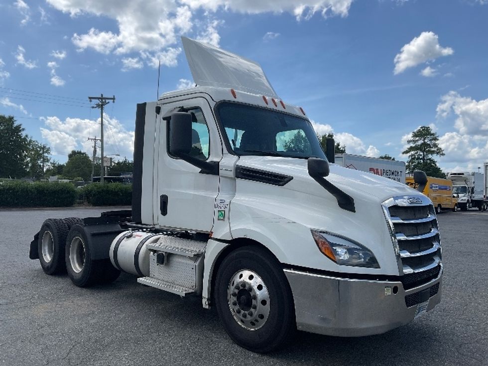 Day Cab Tractor-Heavy Duty Tractors-Freightliner-2020-T12664ST-Concord-NC-732,387\n\t\tmiles-$ 28,000 - Image 1