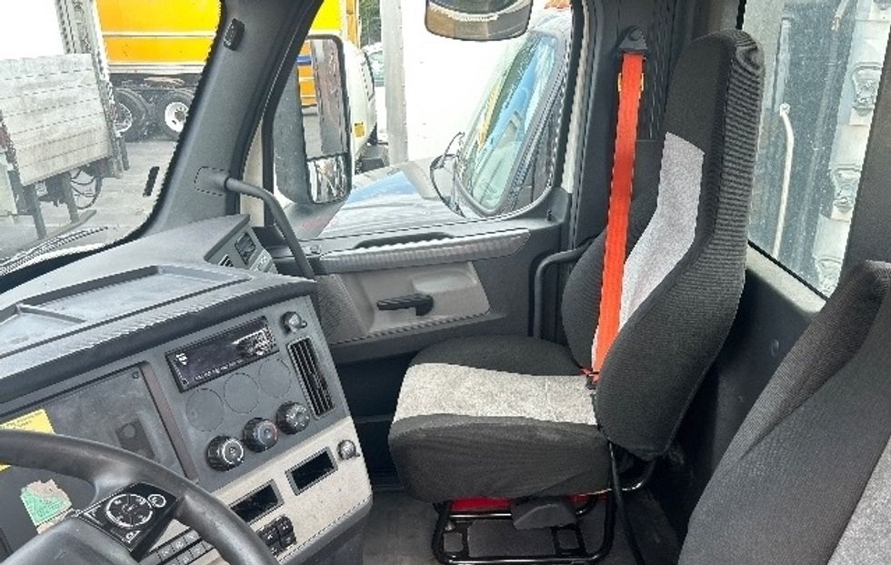 Day Cab Tractor-Heavy Duty Tractors-Freightliner-2020-T12664ST-Concord-NC-732,387\n\t\tmiles-$ 28,000 - Image 10