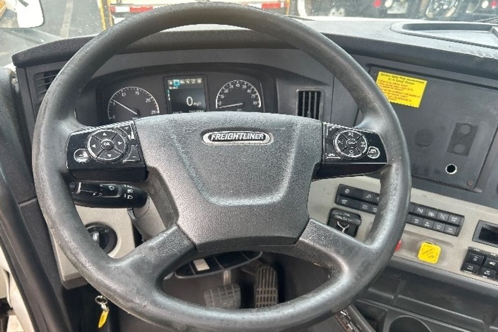 Day Cab Tractor-Heavy Duty Tractors-Freightliner-2020-T12664ST-Concord-NC-732,387\n\t\tmiles-$ 28,000 - Image 11