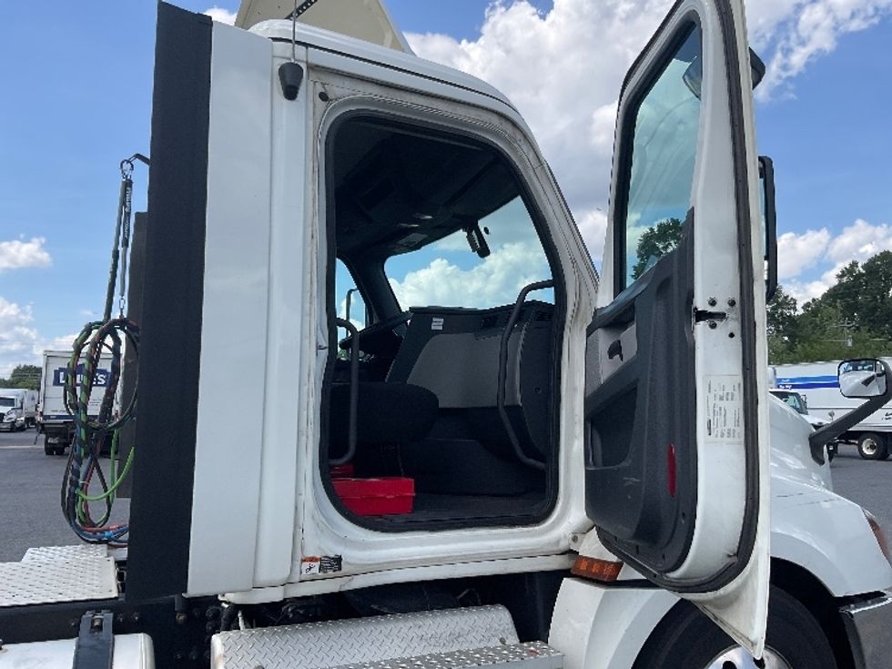 Day Cab Tractor-Heavy Duty Tractors-Freightliner-2020-T12664ST-Concord-NC-732,387\n\t\tmiles-$ 28,000 - Image 12