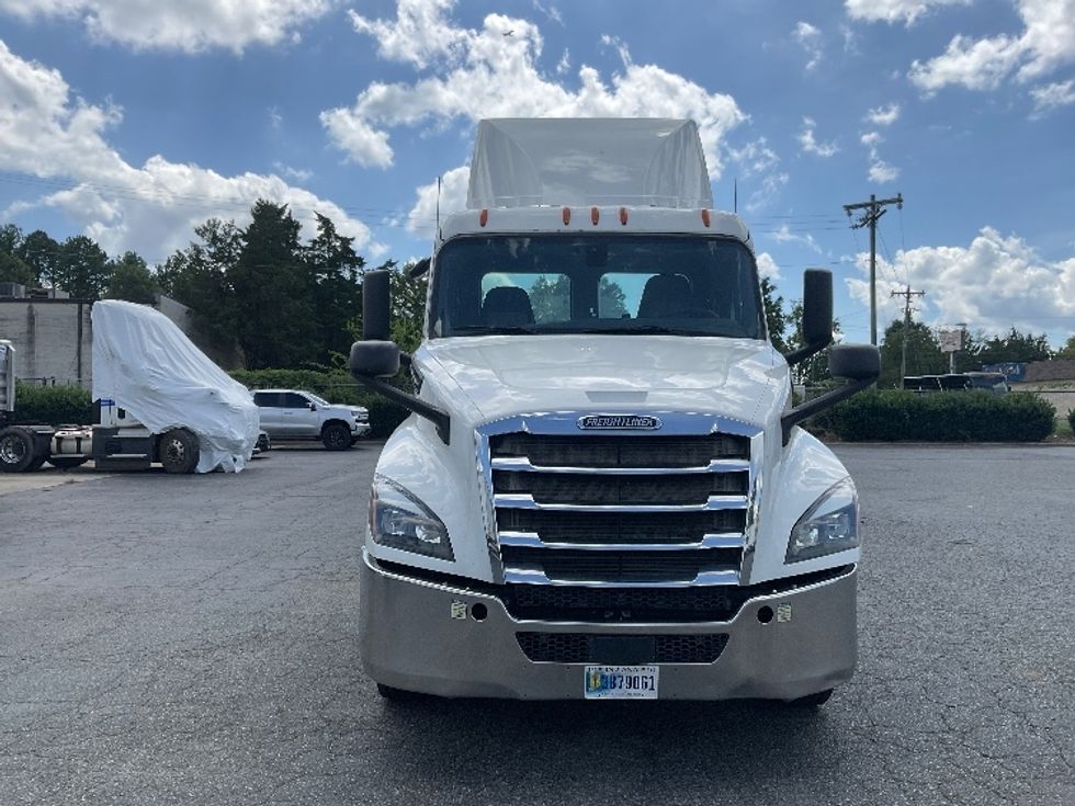 Day Cab Tractor-Heavy Duty Tractors-Freightliner-2020-T12664ST-Concord-NC-732,387\n\t\tmiles-$ 28,000 - Image 2