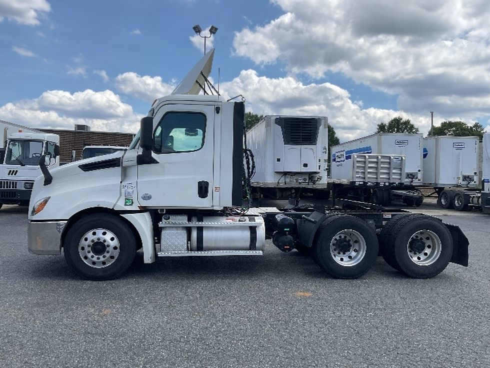 Day Cab Tractor-Heavy Duty Tractors-Freightliner-2020-T12664ST-Concord-NC-732,387\n\t\tmiles-$ 28,000 - Image 4