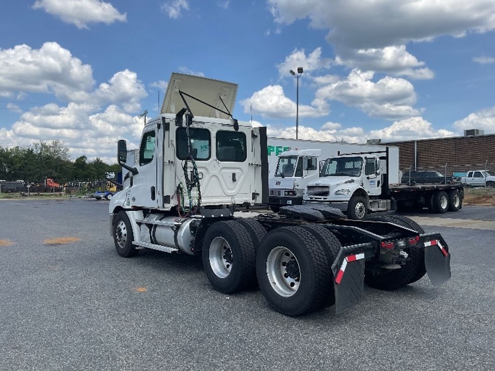 Day Cab Tractor-Heavy Duty Tractors-Freightliner-2020-T12664ST-Concord-NC-732,387\n\t\tmiles-$ 28,000 - Image 5