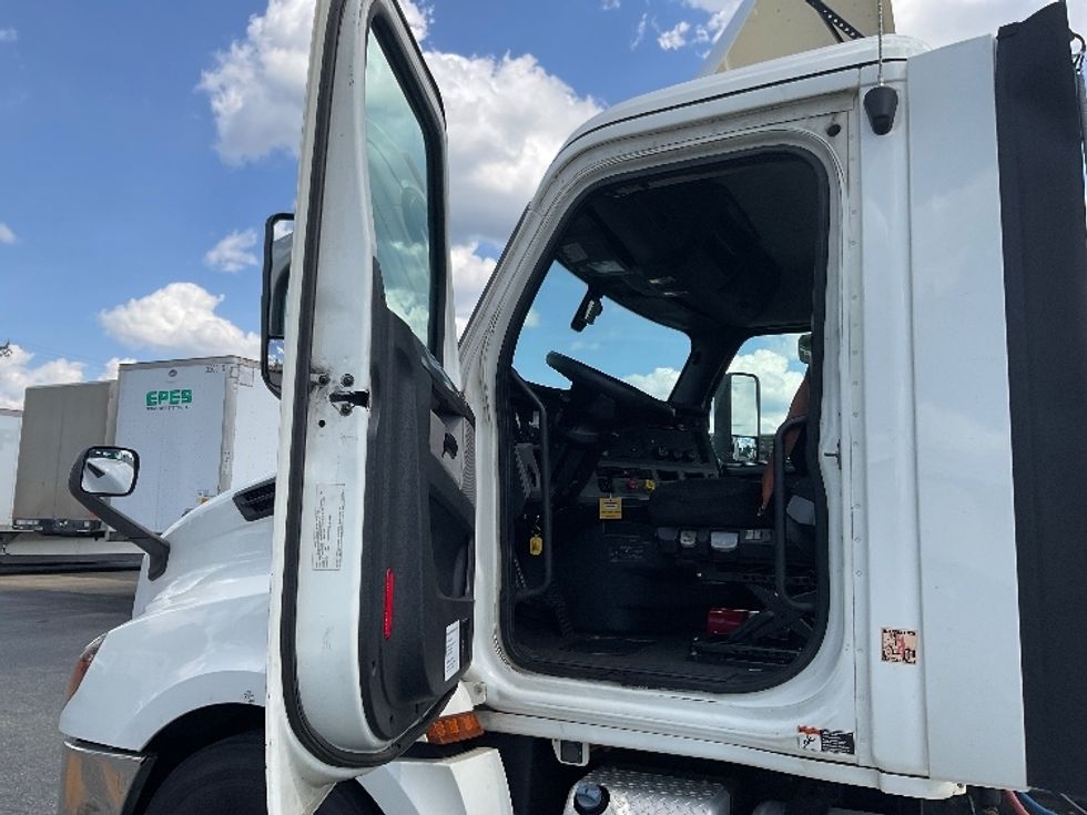 Day Cab Tractor-Heavy Duty Tractors-Freightliner-2020-T12664ST-Concord-NC-732,387\n\t\tmiles-$ 28,000 - Image 9