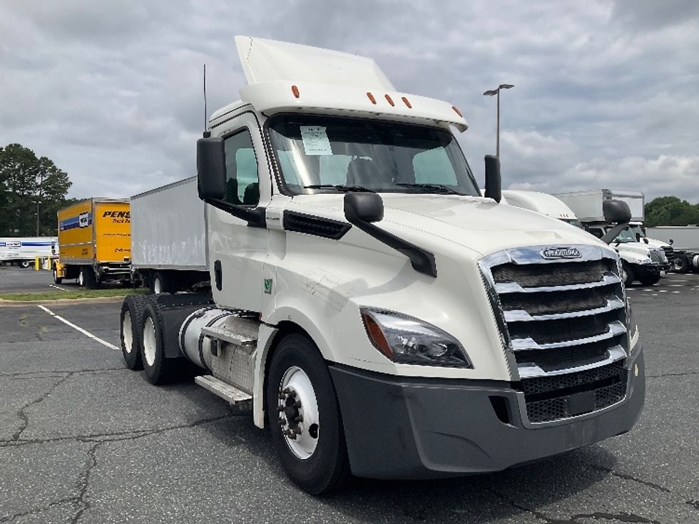 Day Cab Tractor-Heavy Duty Tractors-Freightliner-2020-T12664ST-Concord-NC-897,568\n\t\tmiles-$ 26,000 - Image 1