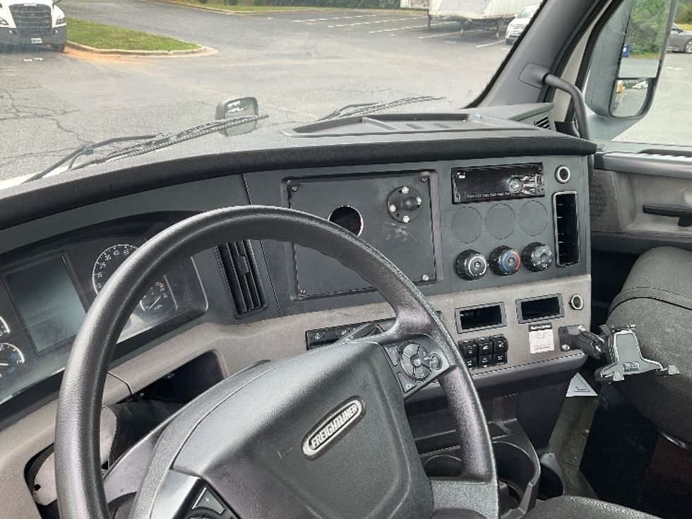 Day Cab Tractor-Heavy Duty Tractors-Freightliner-2020-T12664ST-Concord-NC-897,568\n\t\tmiles-$ 26,000 - Image 10