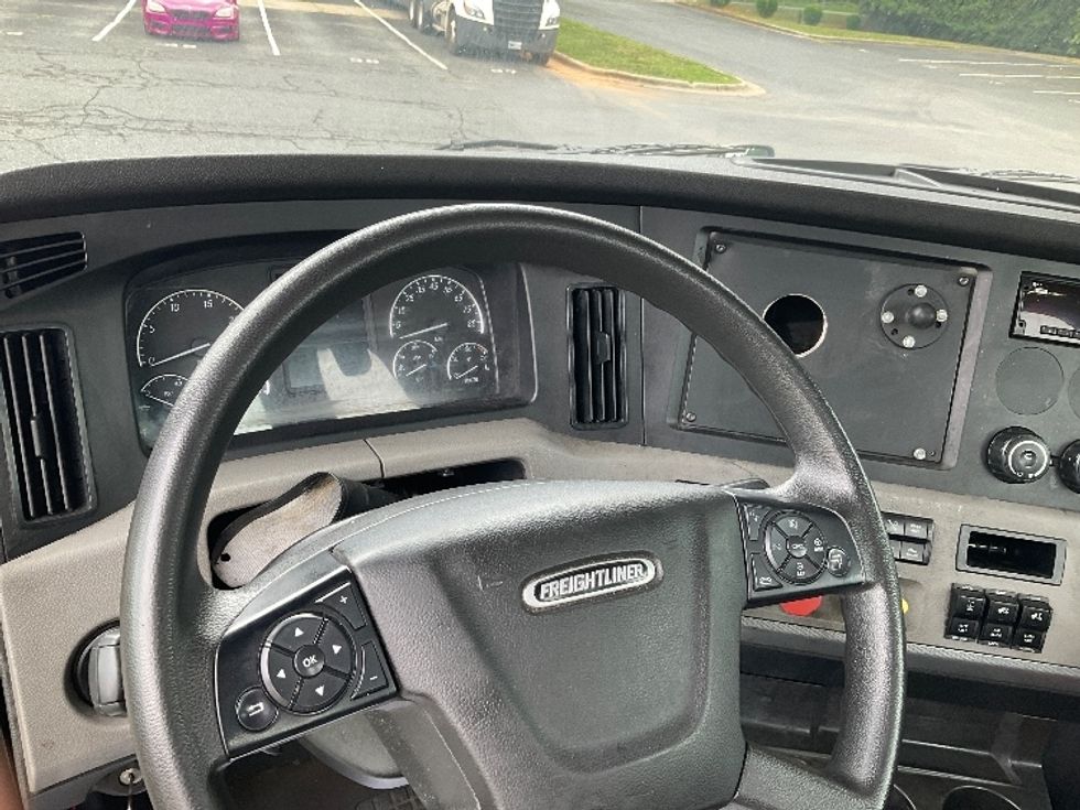 Day Cab Tractor-Heavy Duty Tractors-Freightliner-2020-T12664ST-Concord-NC-897,568\n\t\tmiles-$ 26,000 - Image 11