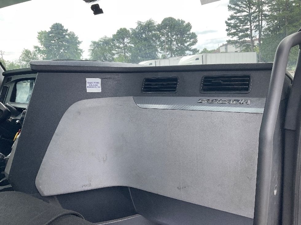Day Cab Tractor-Heavy Duty Tractors-Freightliner-2020-T12664ST-Concord-NC-897,568\n\t\tmiles-$ 26,000 - Image 13