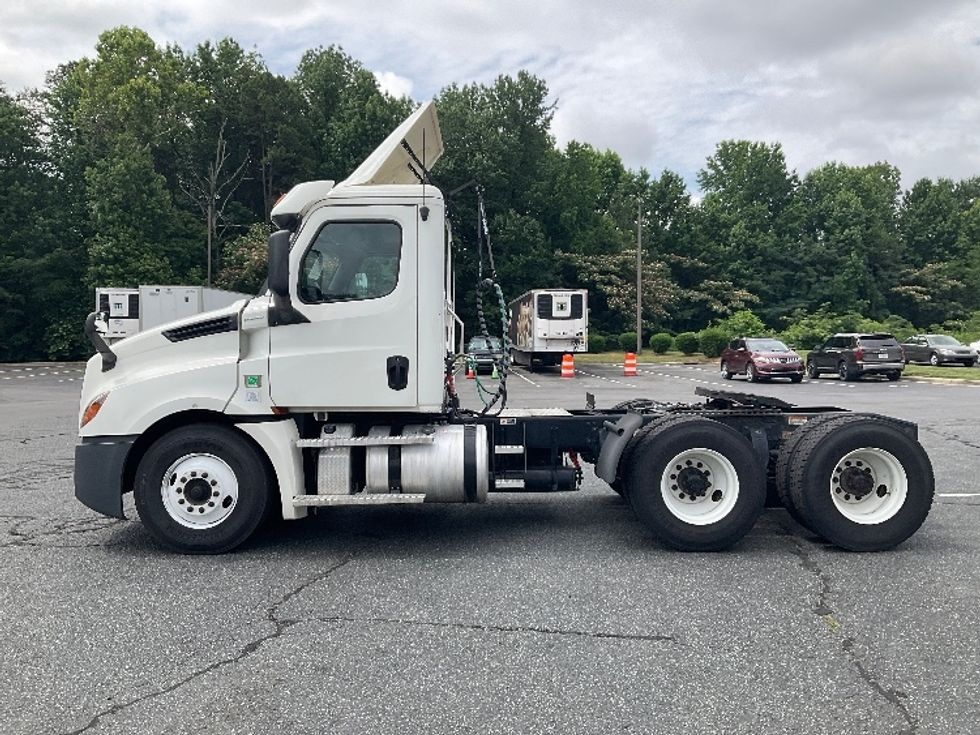 Day Cab Tractor-Heavy Duty Tractors-Freightliner-2020-T12664ST-Concord-NC-897,568\n\t\tmiles-$ 26,000 - Image 4