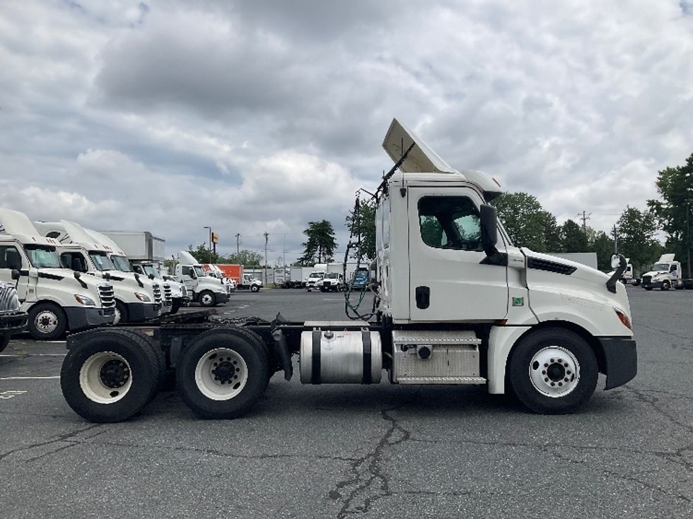 Day Cab Tractor-Heavy Duty Tractors-Freightliner-2020-T12664ST-Concord-NC-897,568\n\t\tmiles-$ 26,000 - Image 8