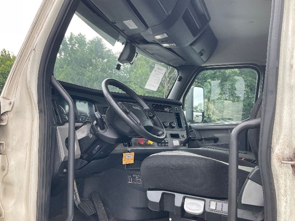 Day Cab Tractor-Heavy Duty Tractors-Freightliner-2020-T12664ST-Concord-NC-897,568\n\t\tmiles-$ 26,000 - Image 9