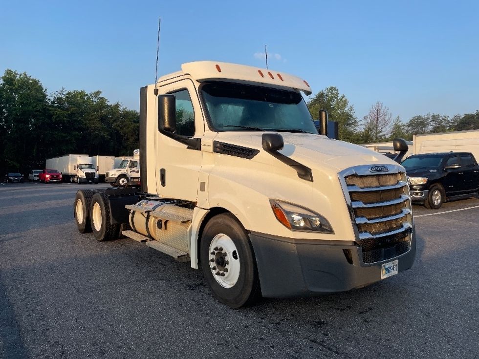 Day Cab Tractor-Heavy Duty Tractors-Freightliner-2020-T12664ST-Conover-NC-238,201\n\t\tmiles-$ 64,500 - Image 1