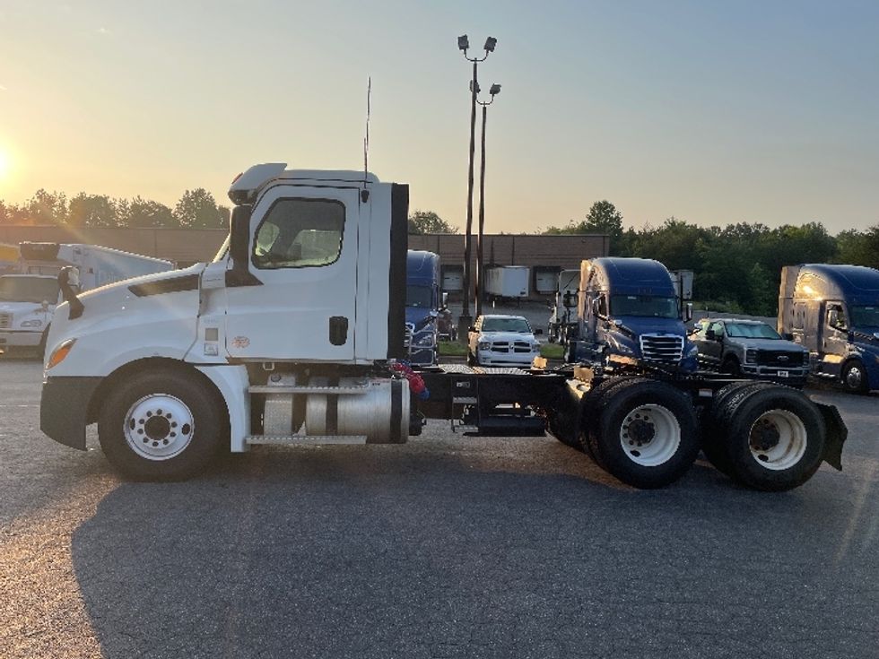 Day Cab Tractor-Heavy Duty Tractors-Freightliner-2020-T12664ST-Conover-NC-238,201\n\t\tmiles-$ 64,500 - Image 4