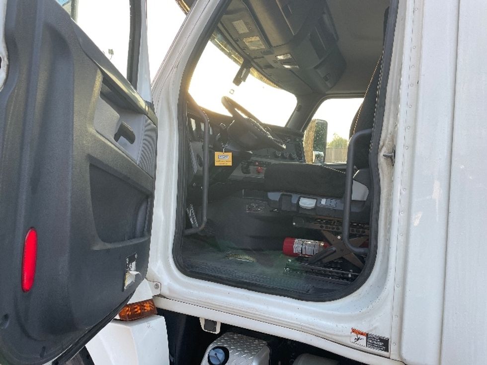 Day Cab Tractor-Heavy Duty Tractors-Freightliner-2020-T12664ST-Conover-NC-238,201\n\t\tmiles-$ 64,500 - Image 9