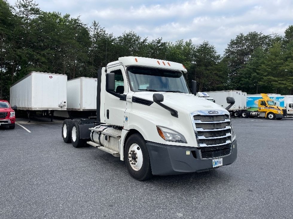 Day Cab Tractor-Heavy Duty Tractors-Freightliner-2020-T12664ST-Conover-NC-306,376\n\t\tmiles-$ 60,250 - Image 1