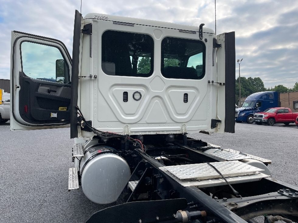 Day Cab Tractor-Heavy Duty Tractors-Freightliner-2020-T12664ST-Conover-NC-306,376\n\t\tmiles-$ 60,250 - Image 19