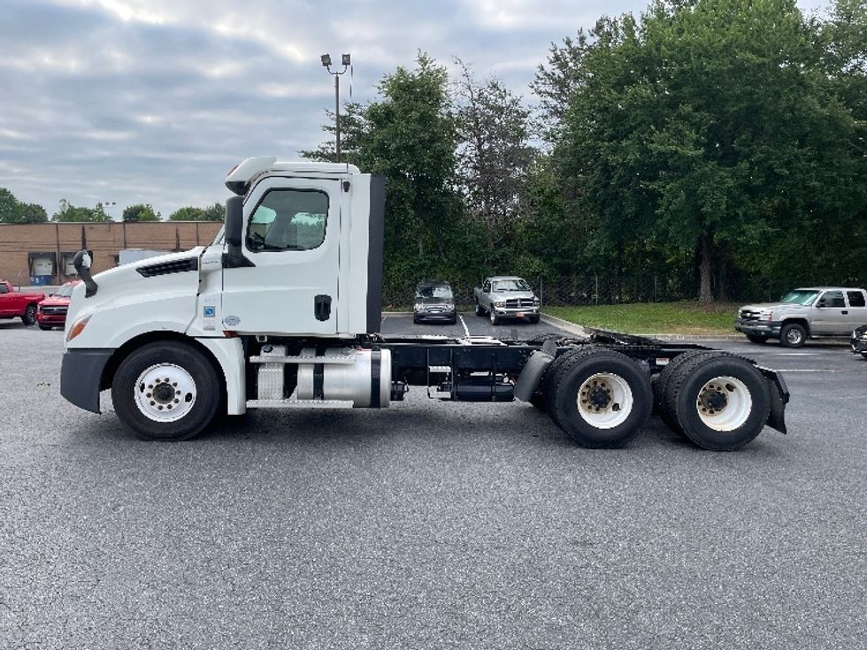 Day Cab Tractor-Heavy Duty Tractors-Freightliner-2020-T12664ST-Conover-NC-306,376\n\t\tmiles-$ 60,250 - Image 4