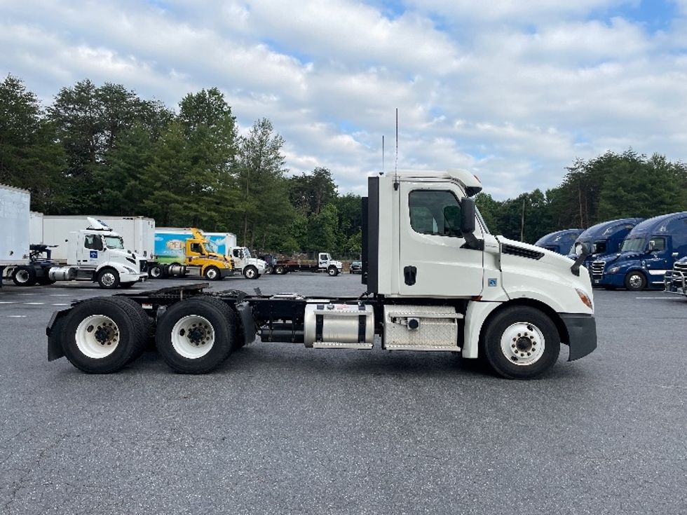 Day Cab Tractor-Heavy Duty Tractors-Freightliner-2020-T12664ST-Conover-NC-306,376\n\t\tmiles-$ 60,250 - Image 8