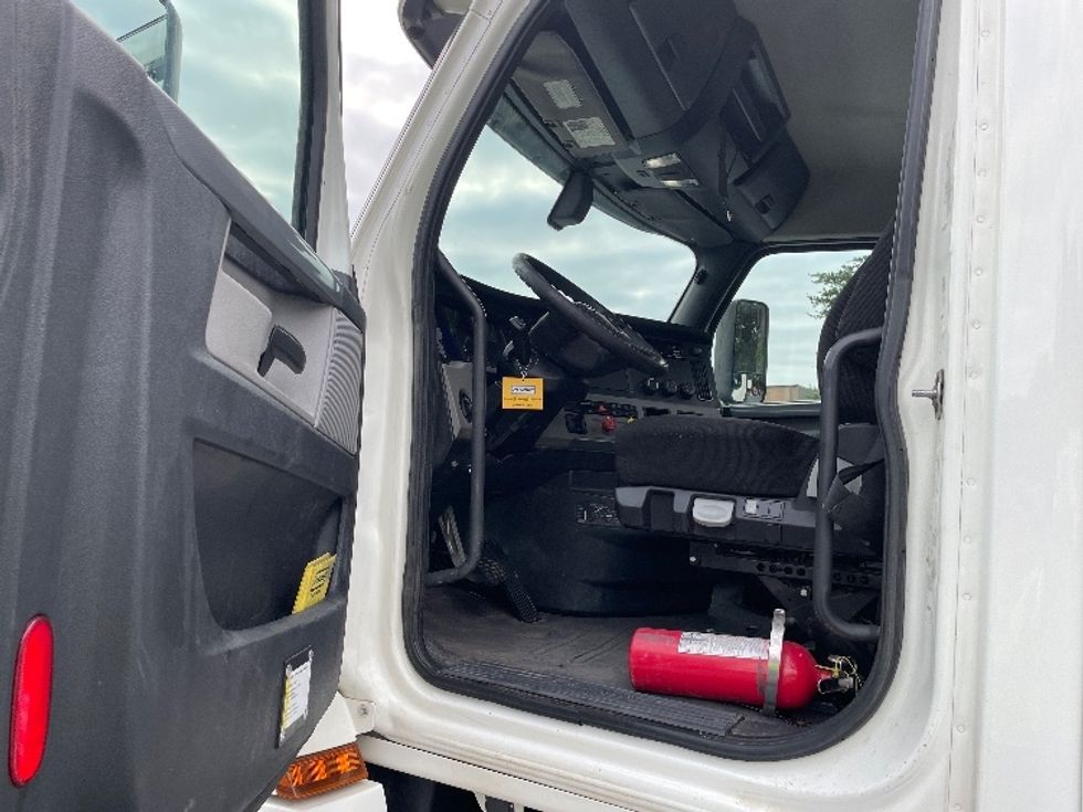 Day Cab Tractor-Heavy Duty Tractors-Freightliner-2020-T12664ST-Conover-NC-306,376\n\t\tmiles-$ 60,250 - Image 9