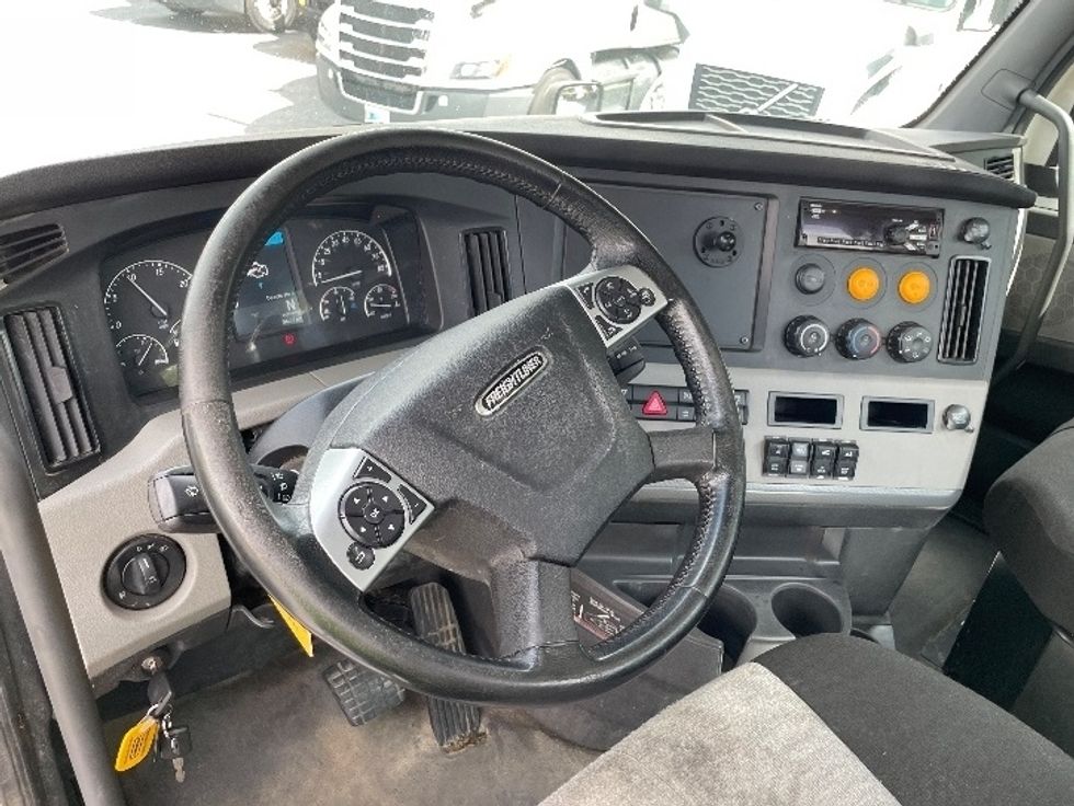 Day Cab Tractor-Heavy Duty Tractors-Freightliner-2020-T12664ST-Conover-NC-402,673\n\t\tmiles-$ 55,000 - Image 10