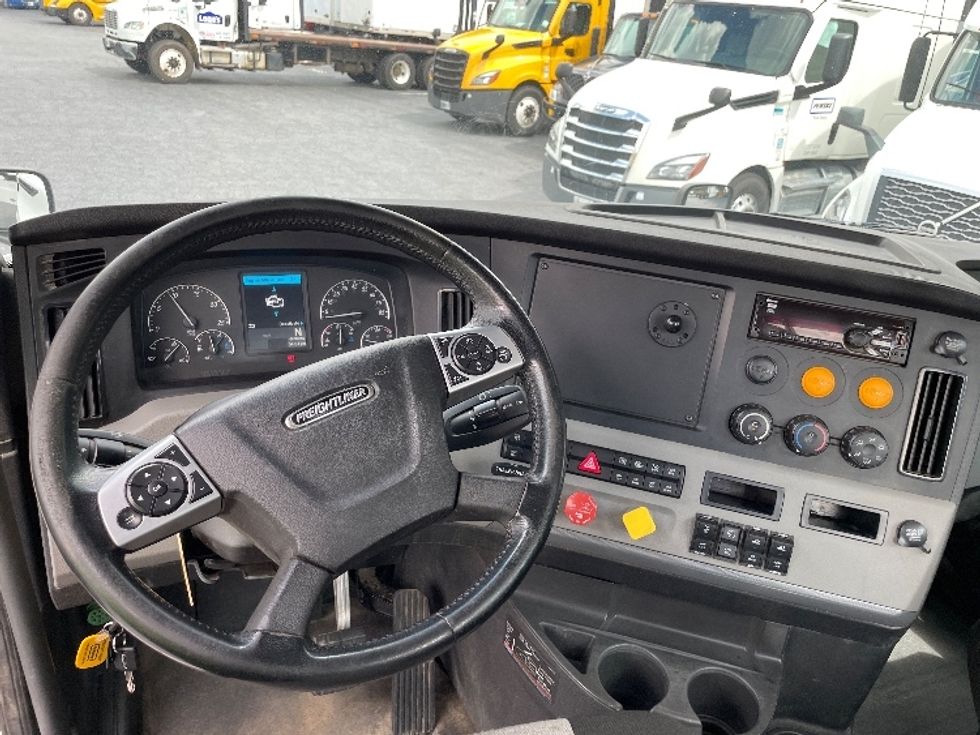 Day Cab Tractor-Heavy Duty Tractors-Freightliner-2020-T12664ST-Conover-NC-402,673\n\t\tmiles-$ 55,000 - Image 11