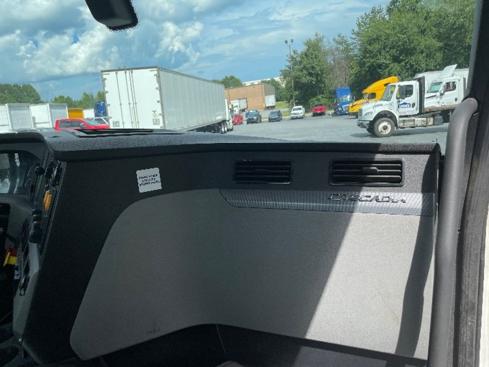 Day Cab Tractor-Heavy Duty Tractors-Freightliner-2020-T12664ST-Conover-NC-402,673\n\t\tmiles-$ 55,000 - Image 13