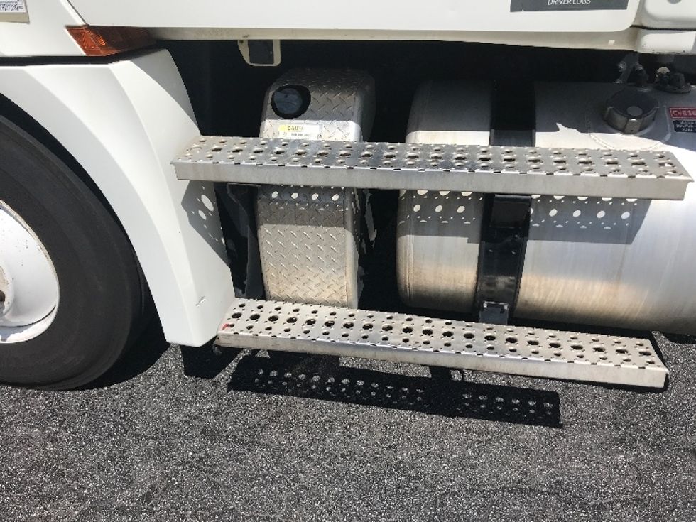 Day Cab Tractor-Heavy Duty Tractors-Freightliner-2020-T12664ST-Conover-NC-402,673\n\t\tmiles-$ 55,000 - Image 17