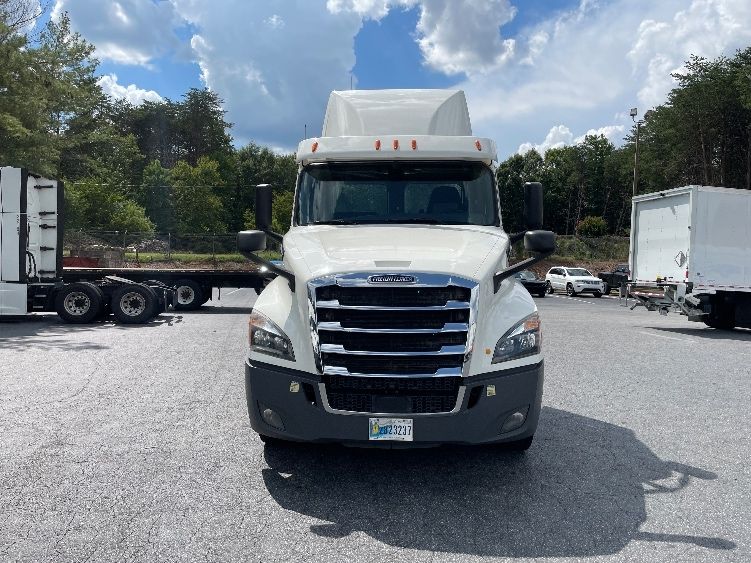 2020 Freightliner Cascadia 126" Day cab photo 2