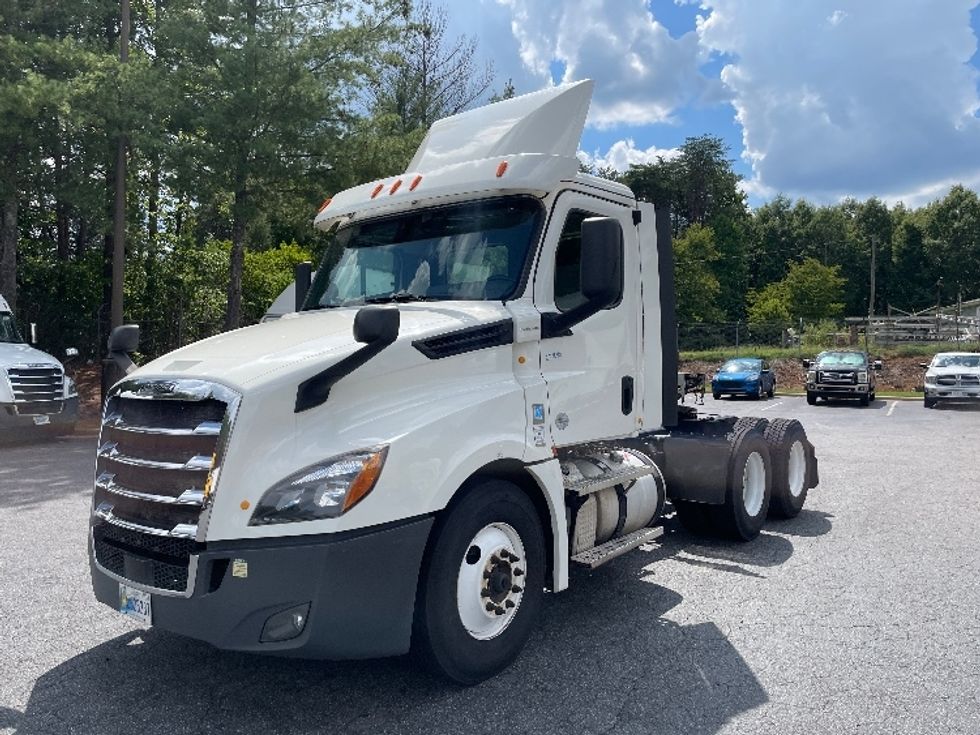 2020 Freightliner Cascadia 126" Day cab photo 3