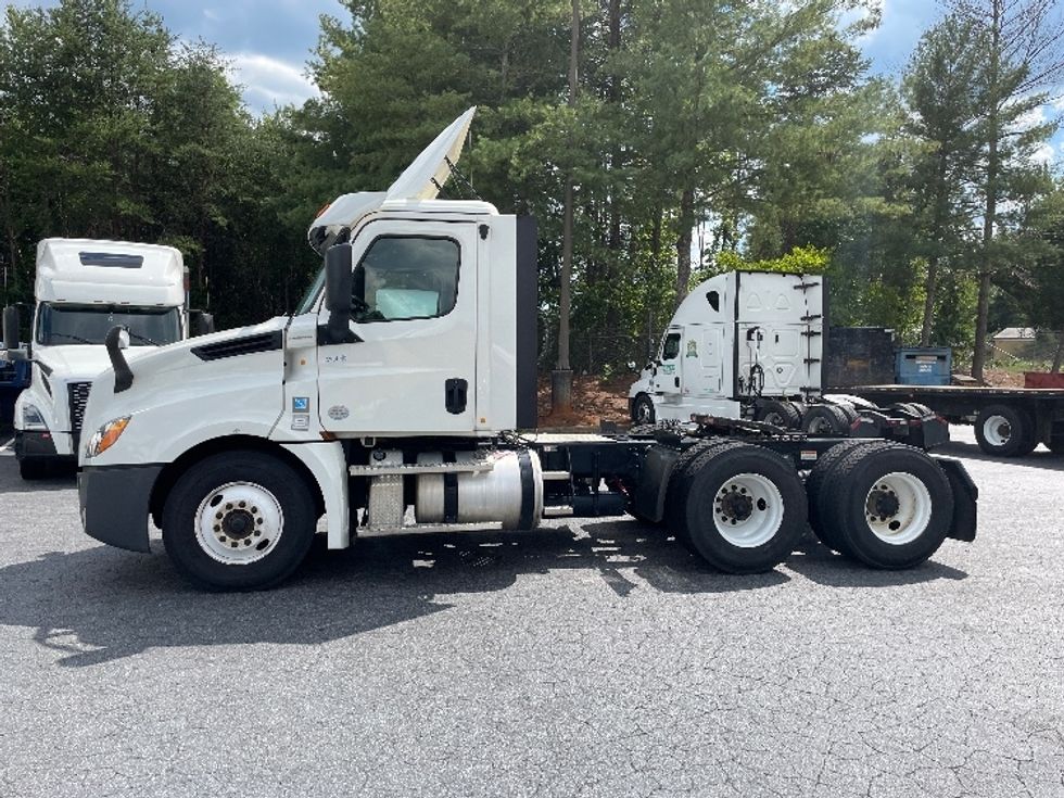 2020 Freightliner Cascadia 126" Day cab photo 4