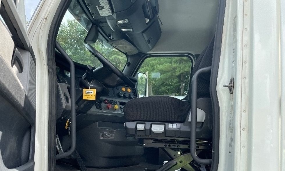 Day Cab Tractor-Heavy Duty Tractors-Freightliner-2020-T12664ST-Conover-NC-402,673\n\t\tmiles-$ 55,000 - Image 9