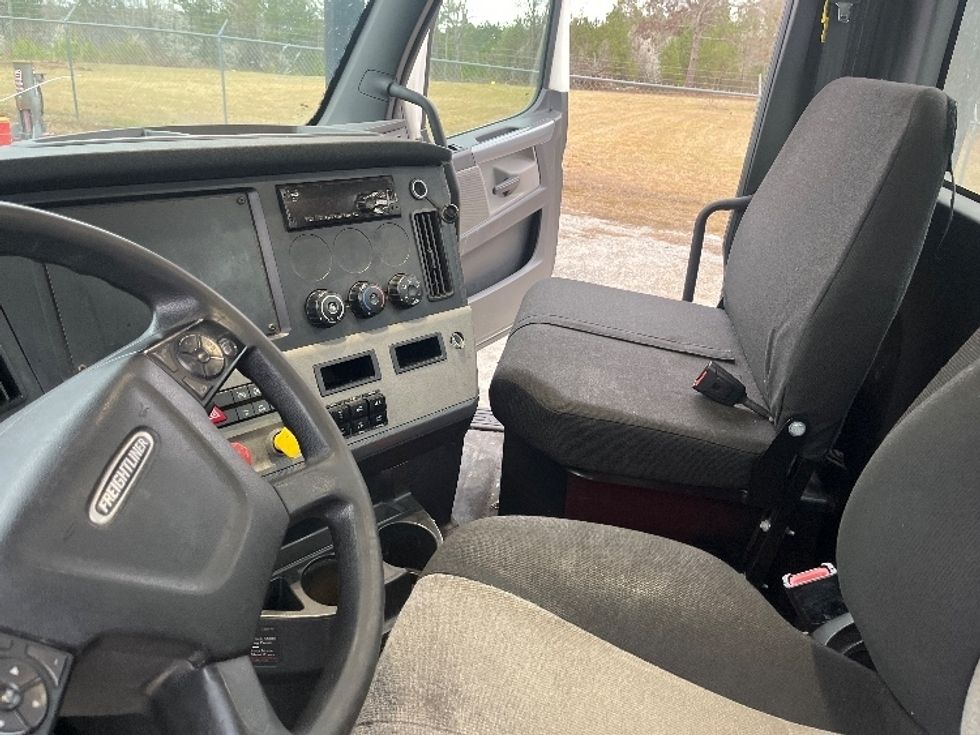 Day Cab Tractor-Heavy Duty Tractors-Freightliner-2020-T12664ST-Conyers-GA-192,839\n\t\tmiles-$ 66,750 - Image 10