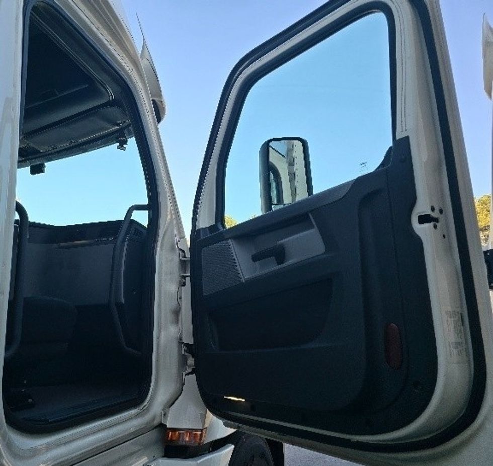 Day Cab Tractor-Heavy Duty Tractors-Freightliner-2020-T12664ST-Conyers-GA-192,839\n\t\tmiles-$ 66,750 - Image 12