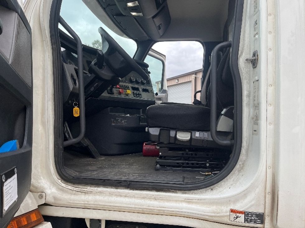 Day Cab Tractor-Heavy Duty Tractors-Freightliner-2020-T12664ST-Conyers-GA-192,839\n\t\tmiles-$ 66,750 - Image 9