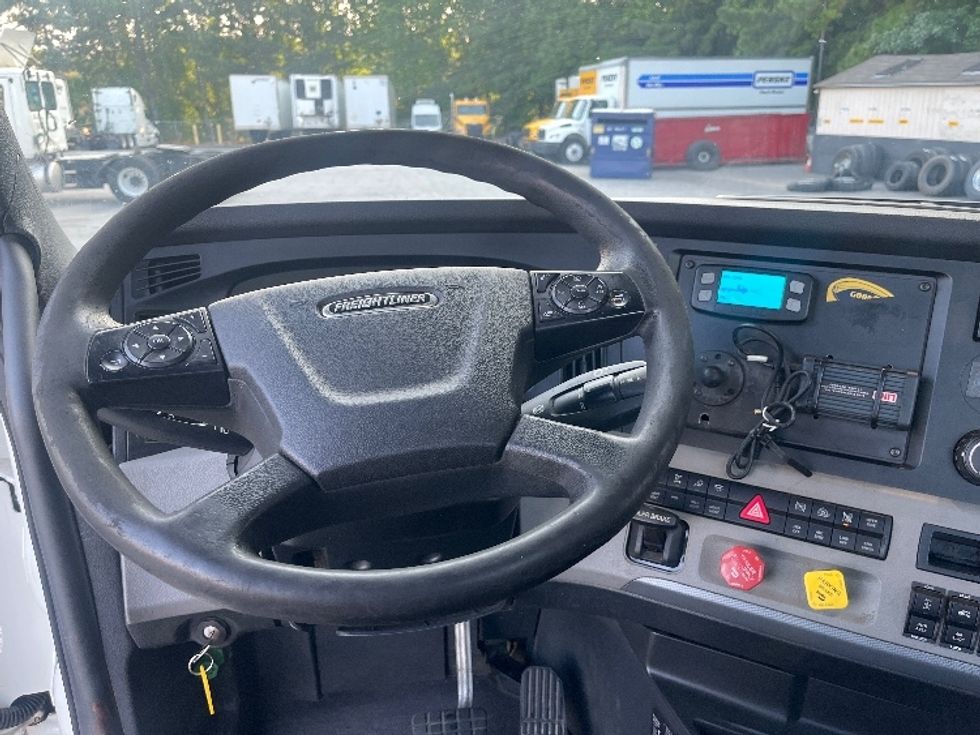 Day Cab Tractor-Heavy Duty Tractors-Freightliner-2020-T12664ST-Conyers-GA-422,370\n\t\tmiles-$ 46,750 - Image 11