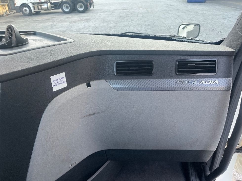 Day Cab Tractor-Heavy Duty Tractors-Freightliner-2020-T12664ST-Conyers-GA-422,370\n\t\tmiles-$ 46,750 - Image 13