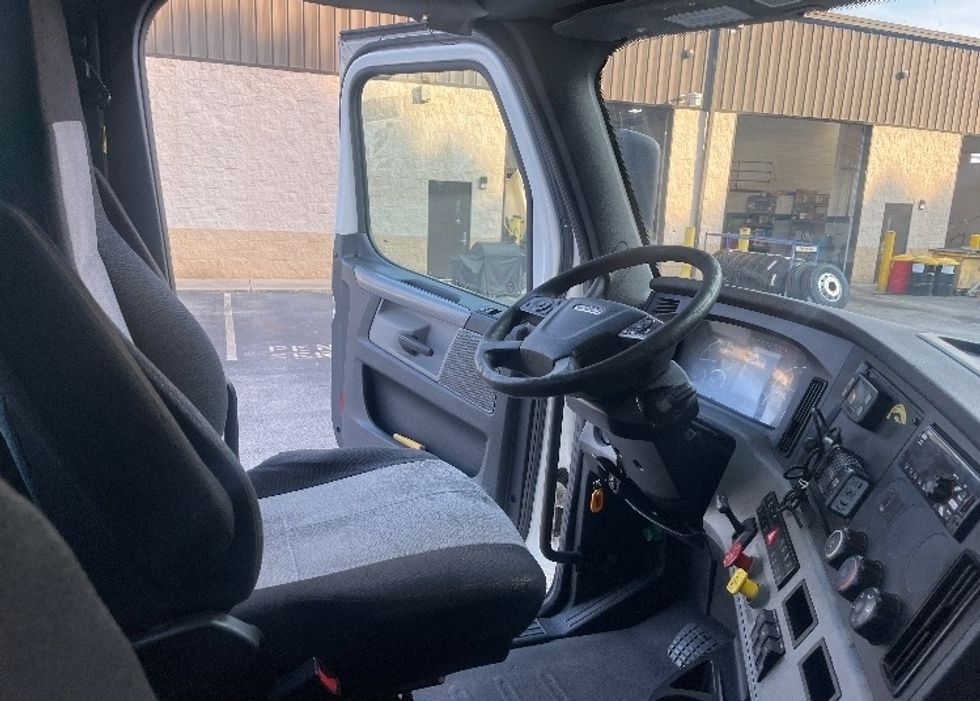 Day Cab Tractor-Heavy Duty Tractors-Freightliner-2020-T12664ST-Conyers-GA-422,370\n\t\tmiles-$ 46,750 - Image 14