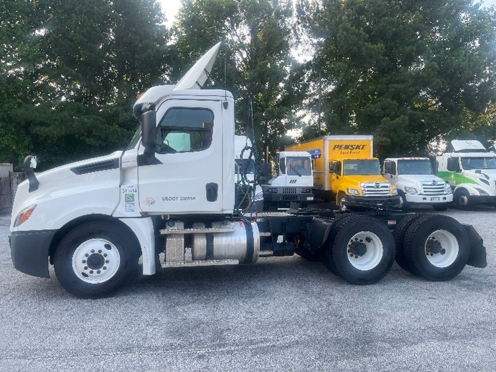 Day Cab Tractor-Heavy Duty Tractors-Freightliner-2020-T12664ST-Conyers-GA-422,370\n\t\tmiles-$ 46,750 - Image 4