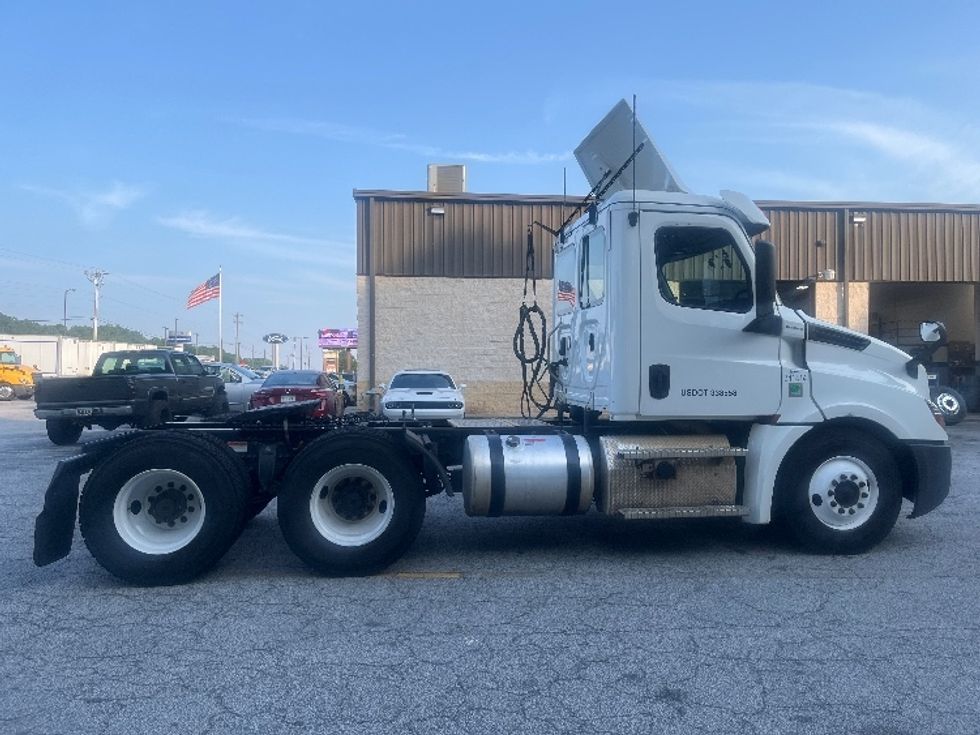 Day Cab Tractor-Heavy Duty Tractors-Freightliner-2020-T12664ST-Conyers-GA-422,370\n\t\tmiles-$ 46,750 - Image 8