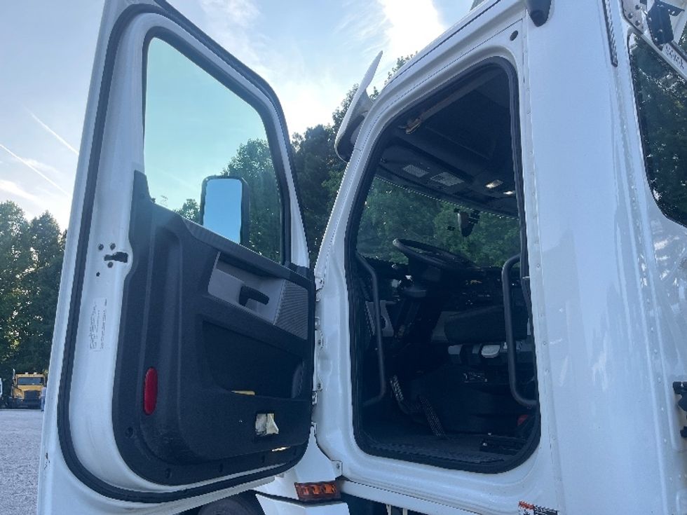 Day Cab Tractor-Heavy Duty Tractors-Freightliner-2020-T12664ST-Conyers-GA-422,370\n\t\tmiles-$ 46,750 - Image 9