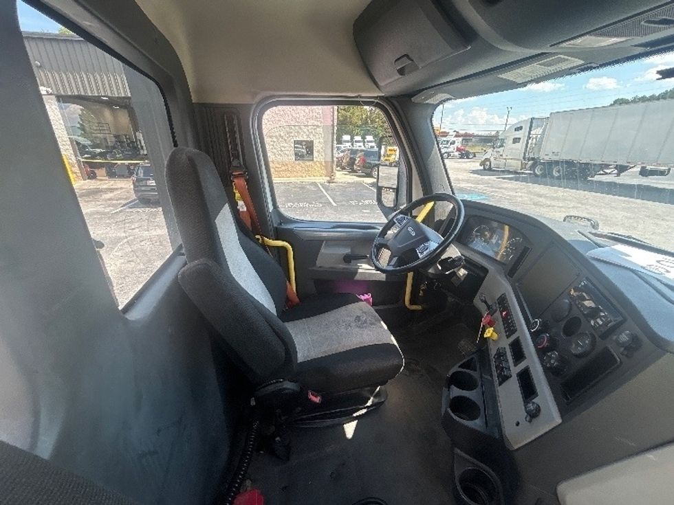 Day Cab Tractor-Heavy Duty Tractors-Freightliner-2020-T12664ST-Conyers-GA-427,450\n\t\tmiles-$ 49,750 - Image 13