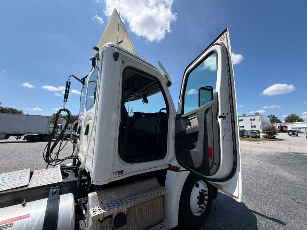 Day Cab Tractor-Heavy Duty Tractors-Freightliner-2020-T12664ST-Conyers-GA-493,024\n\t\tmiles-$ 47,000 - Image 12