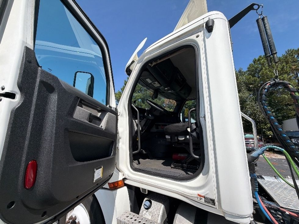 Day Cab Tractor-Heavy Duty Tractors-Freightliner-2020-T12664ST-Conyers-GA-493,024\n\t\tmiles-$ 47,000 - Image 9