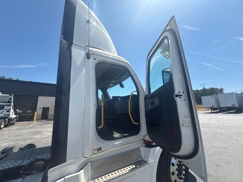 Day Cab Tractor-Heavy Duty Tractors-Freightliner-2020-T12664ST-Conyers-GA-575,573\n\t\tmiles-$ 39,250 - Image 12