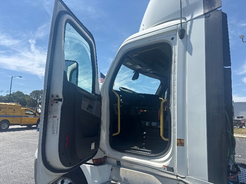 Day Cab Tractor-Heavy Duty Tractors-Freightliner-2020-T12664ST-Conyers-GA-575,573\n\t\tmiles-$ 39,250 - Image 9